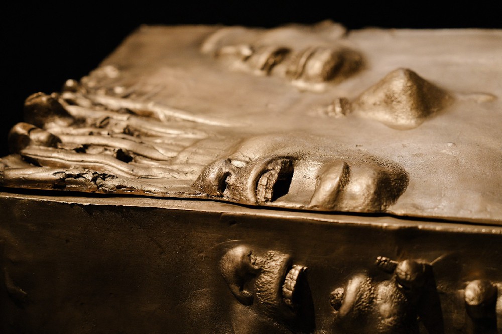 布拉德·皮特雕塑作品首次公开展览，主题关于“自我反思”